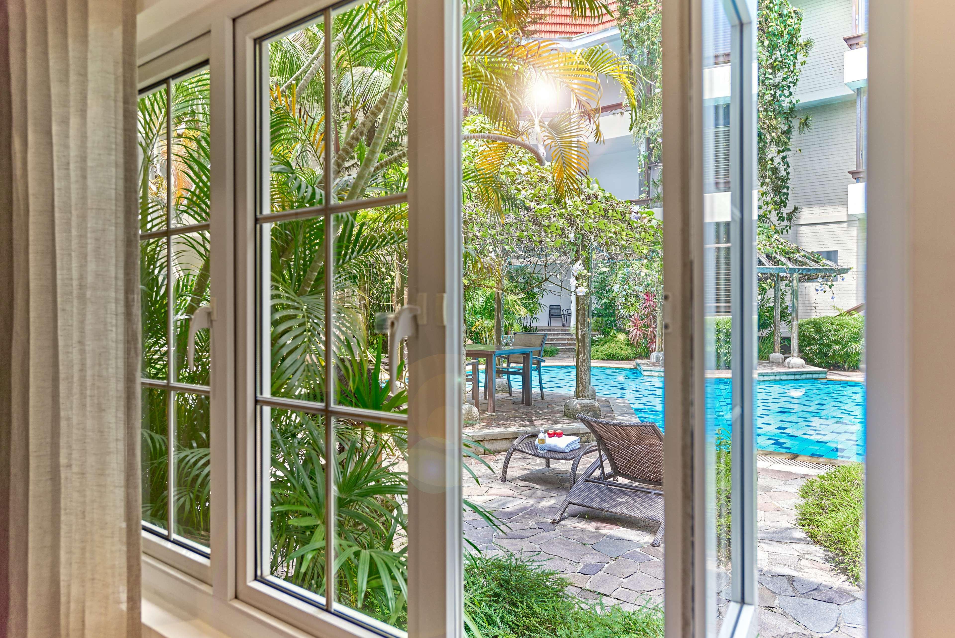 Goodwood Park Hotel Сингапур Экстерьер фото A window with double glazing