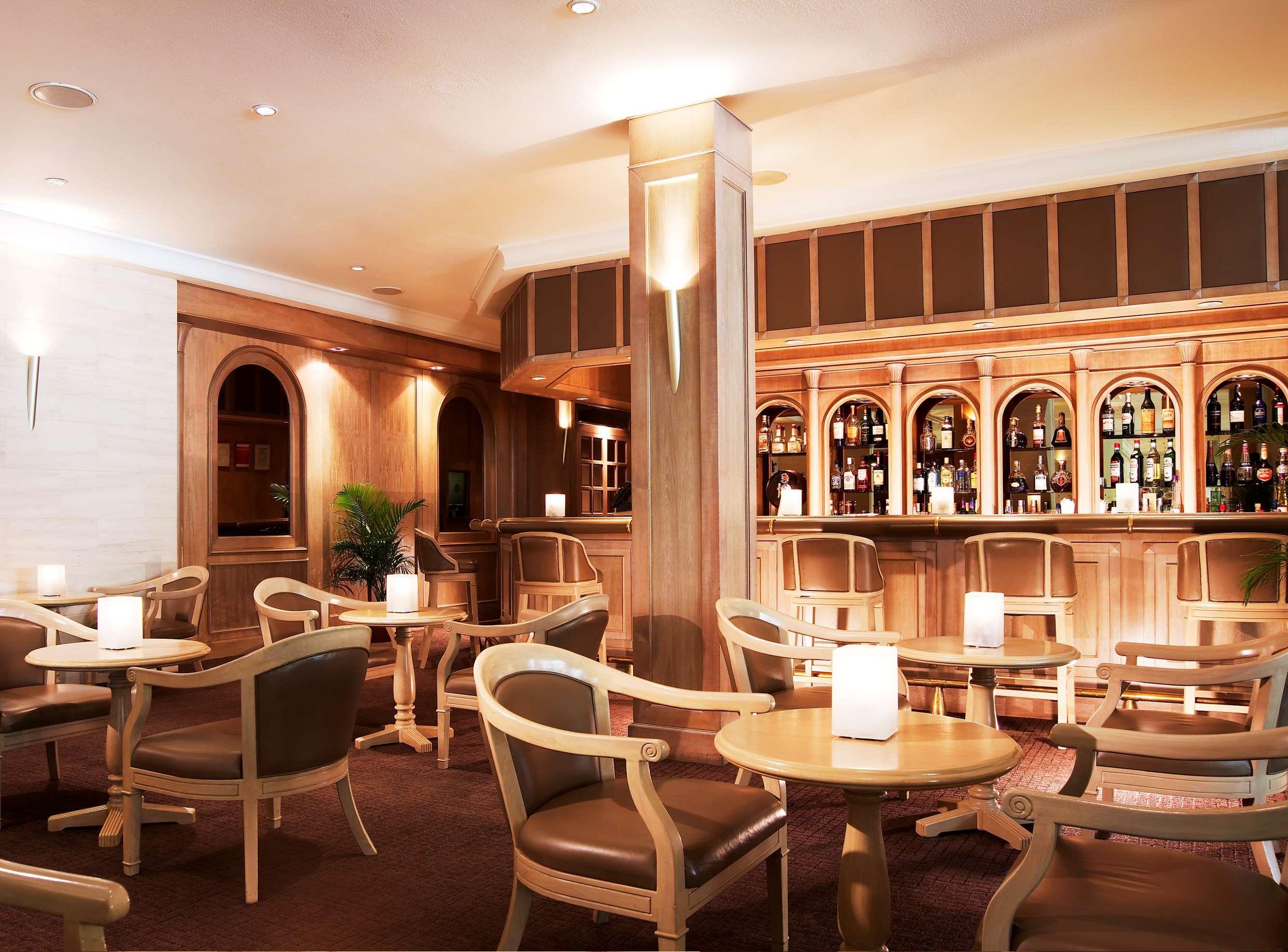 Goodwood Park Hotel Сингапур Ресторан фото The bar at the Royal Opera House, London