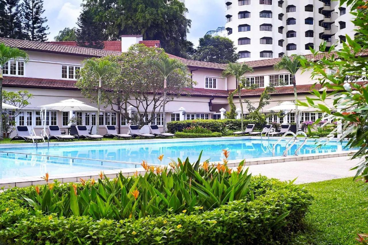 Goodwood Park Hotel Сингапур Экстерьер фото The swimming pool at the E and O Club