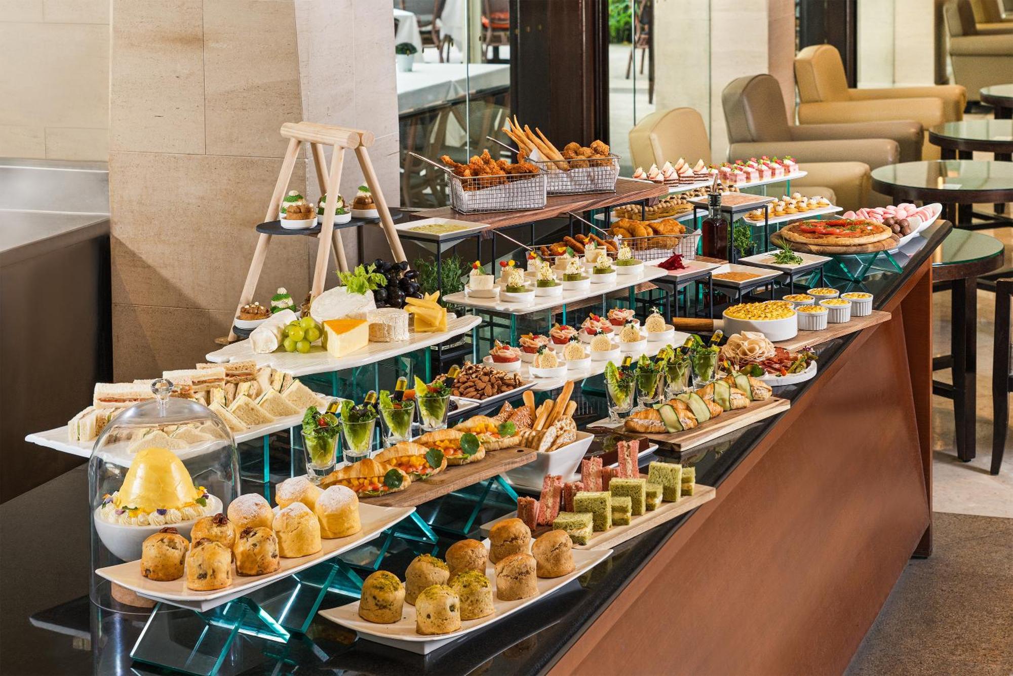 Goodwood Park Hotel Сингапур Экстерьер фото A buffet at a hotel