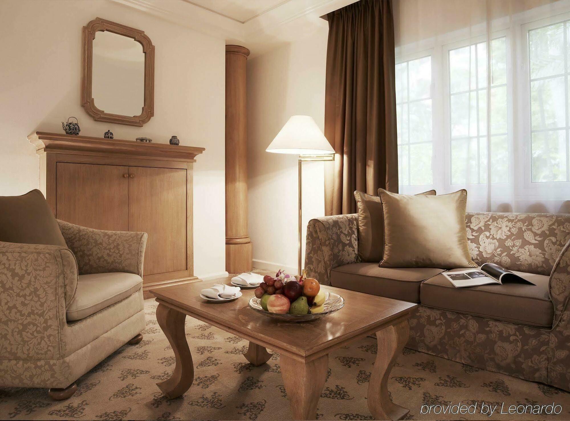 Goodwood Park Hotel Сингапур Номер фото A room at the hotel